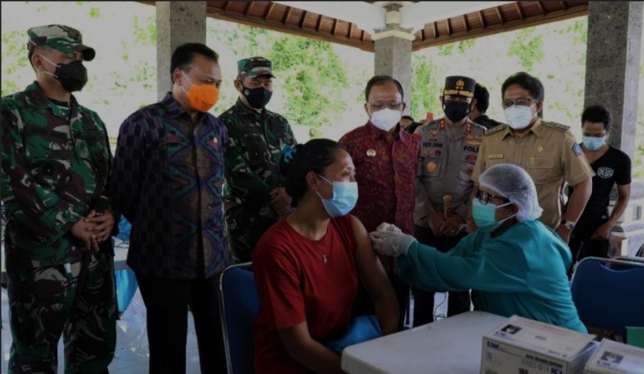 podiumnews.com-Giri Prasta Targetkan Zona Hijau Selesai Vaksinasi Tahap I